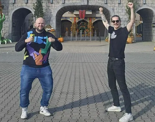 Wojtek i Bartek z Venomous Art, uśmiechnięci, z rękami w górze
